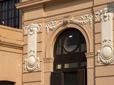 Il restauro ha messo in evidenza le mille decorazioni di inizio 900, come ghirlande, festoni, mascheroni e fiocchi stilizzati che si alternano a stemmi e putti